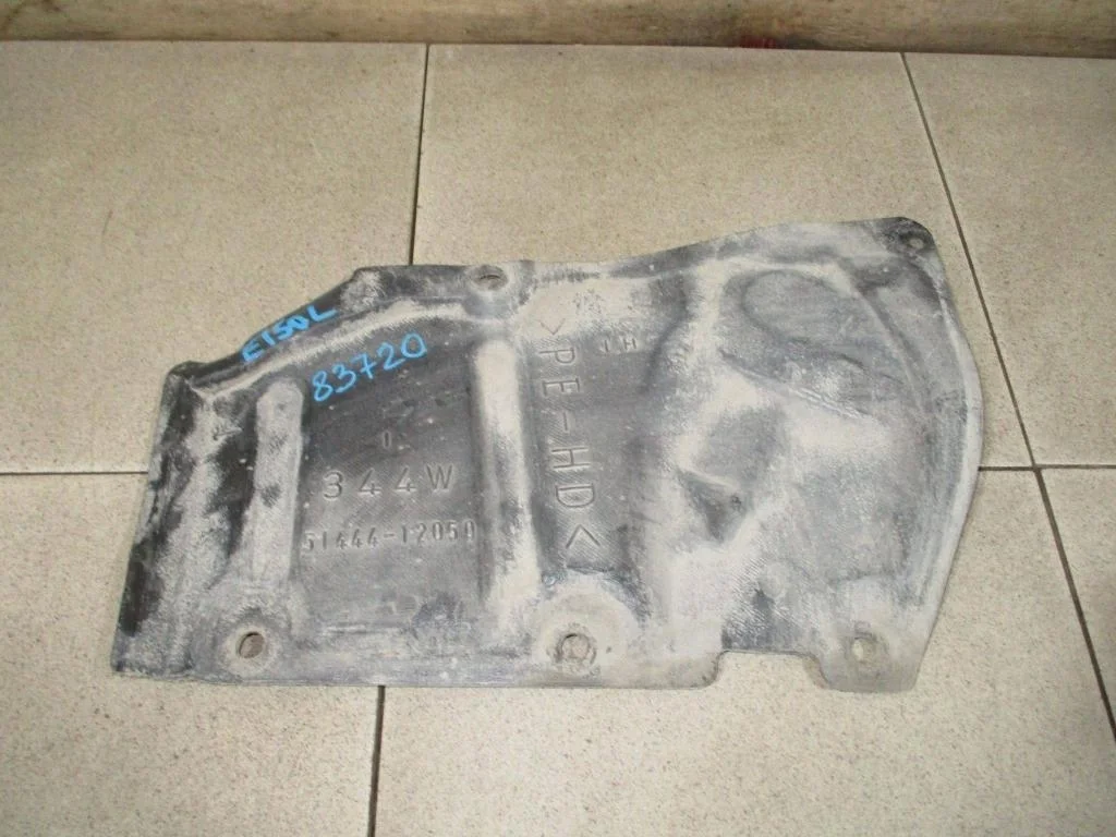 Пыльник двигателя нижний левый Toyota Corolla E150