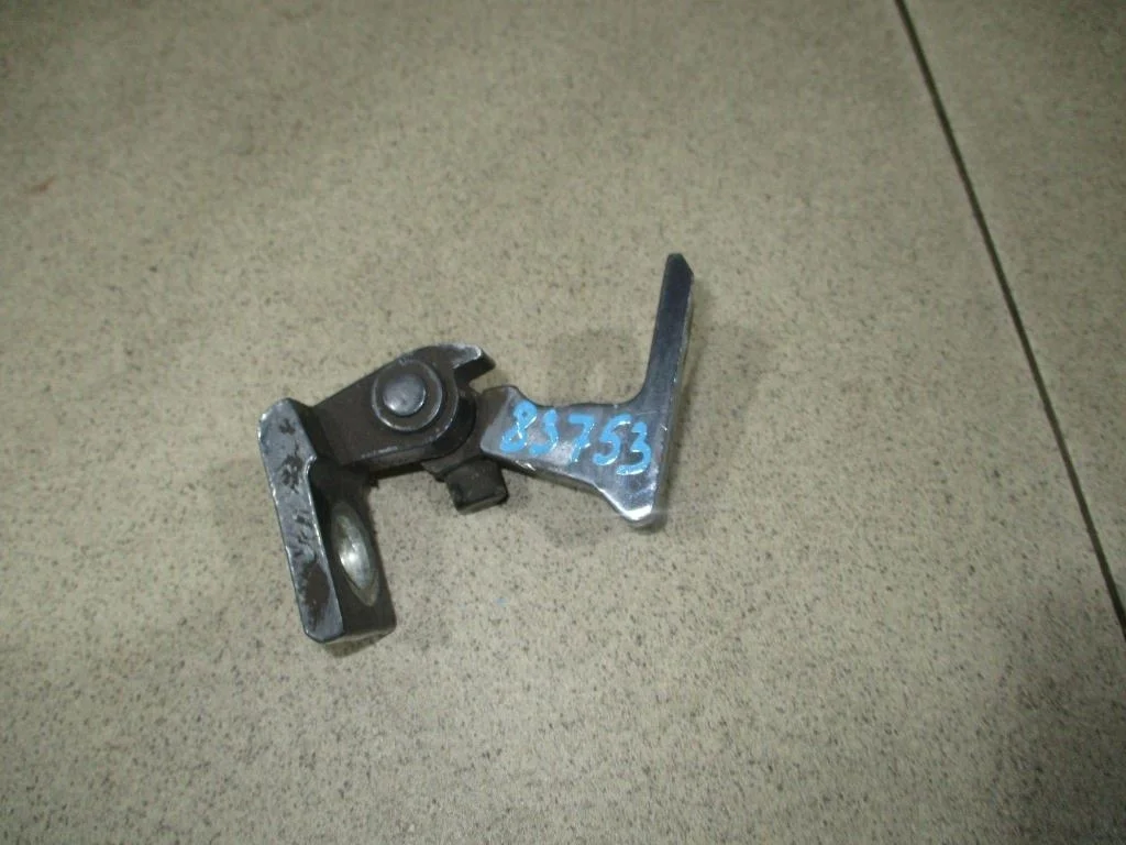 Петля двери Volkswagen Polo 5