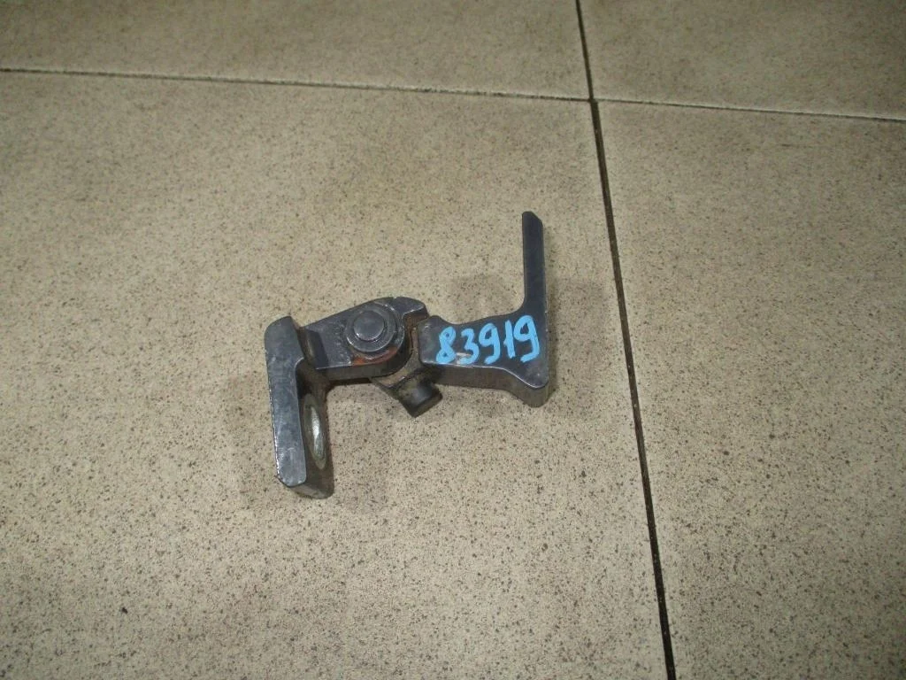 Петля двери Volkswagen Polo 5