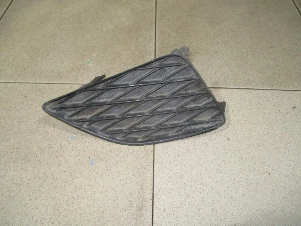 Решетка в бампер правая Toyota Corolla E150