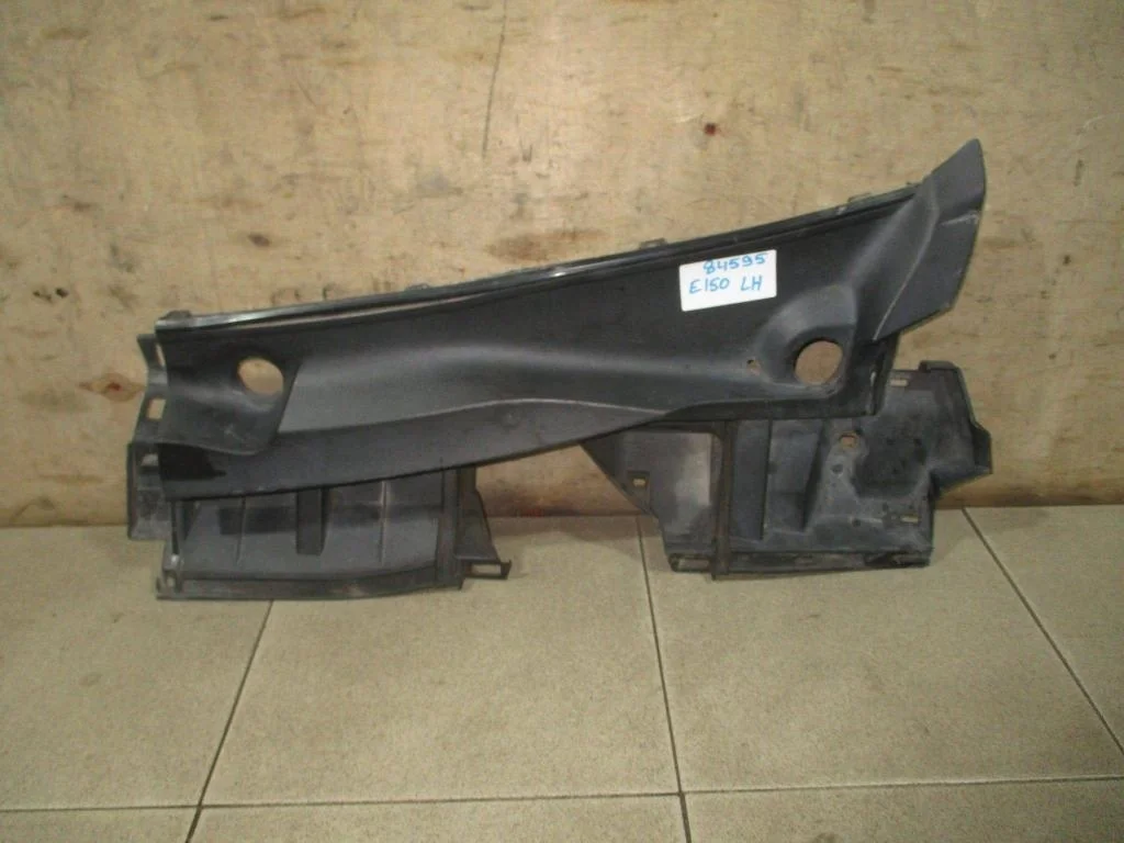 Решетка стеклоочистителя Toyota Corolla E150