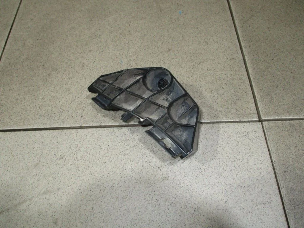 Кронштейн заднего бампера правый Toyota Corolla E150