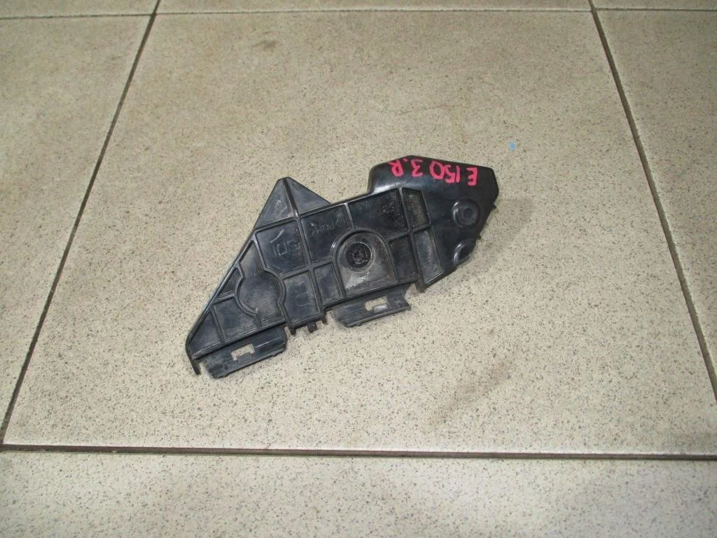 Кронштейн заднего бампера правый Toyota Corolla E150