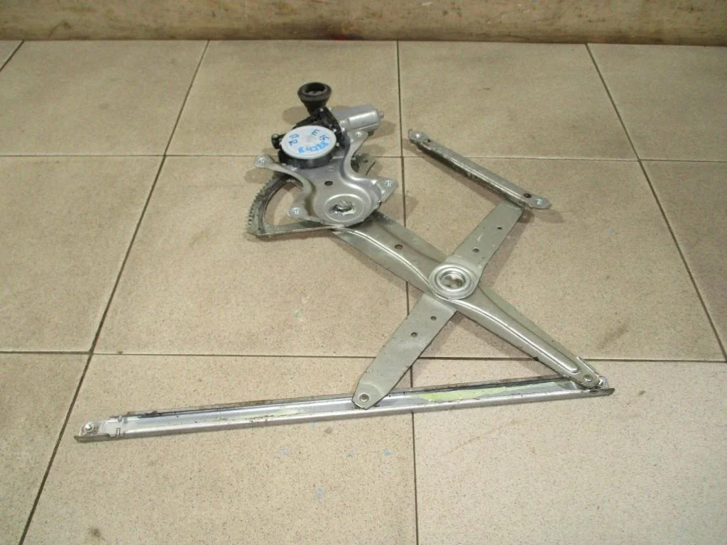 Стеклоподъемник передний правый Toyota Corolla E150