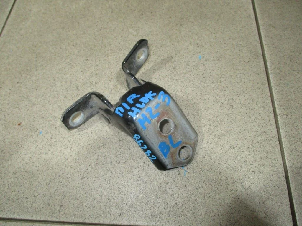 Петля двери передней правой нижняя Mazda 3 BL