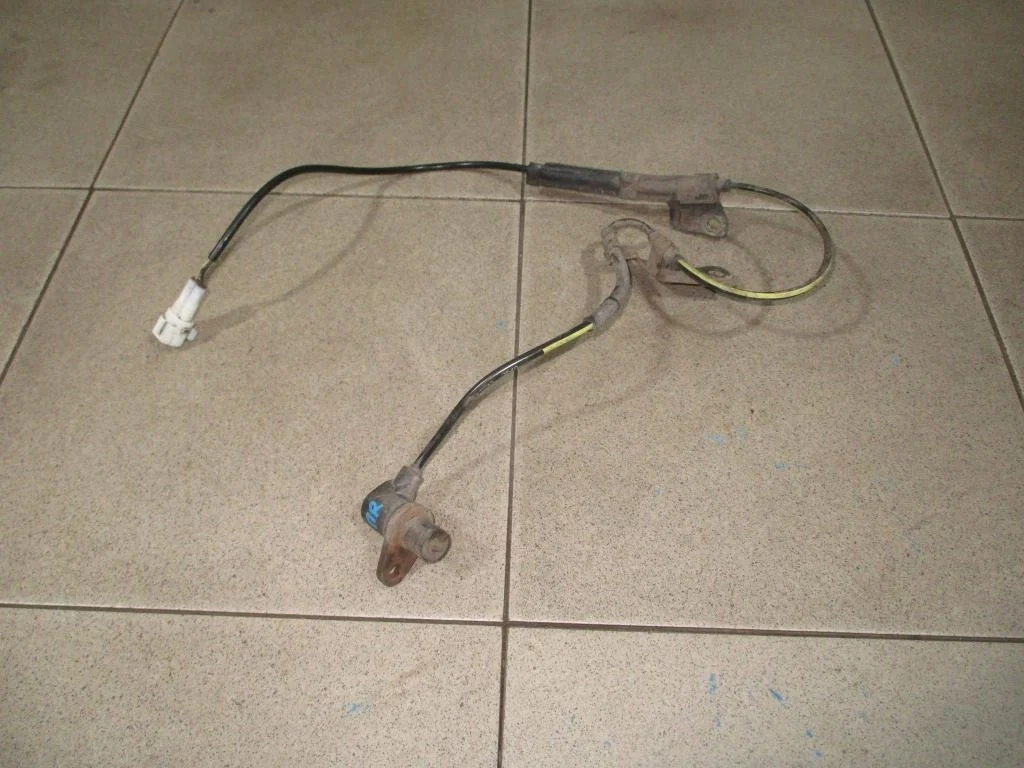 Датчик abs передний правый Toyota Corolla E120