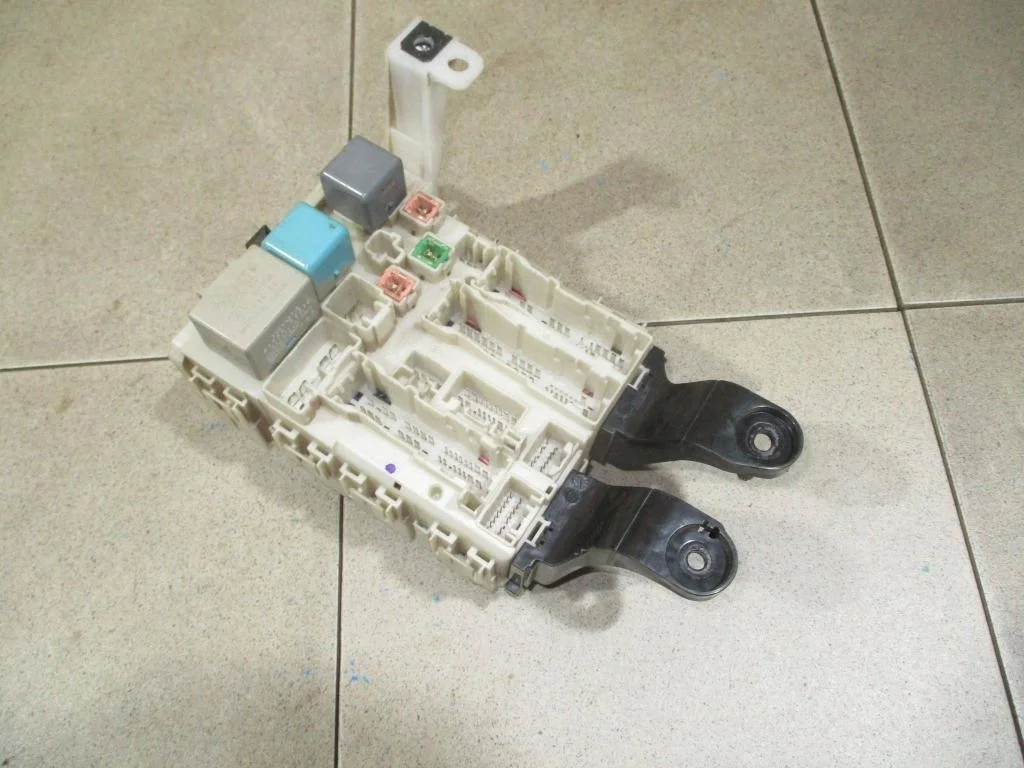 Блок предохранителей Toyota Corolla E150