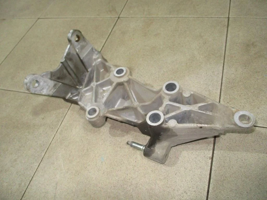 Кронштейн двигателя правый Nissan Murano 2010 Z51