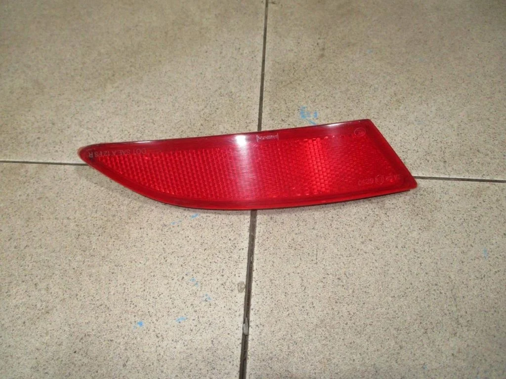 Отражатель в бампер задний правый Ford Focus 3