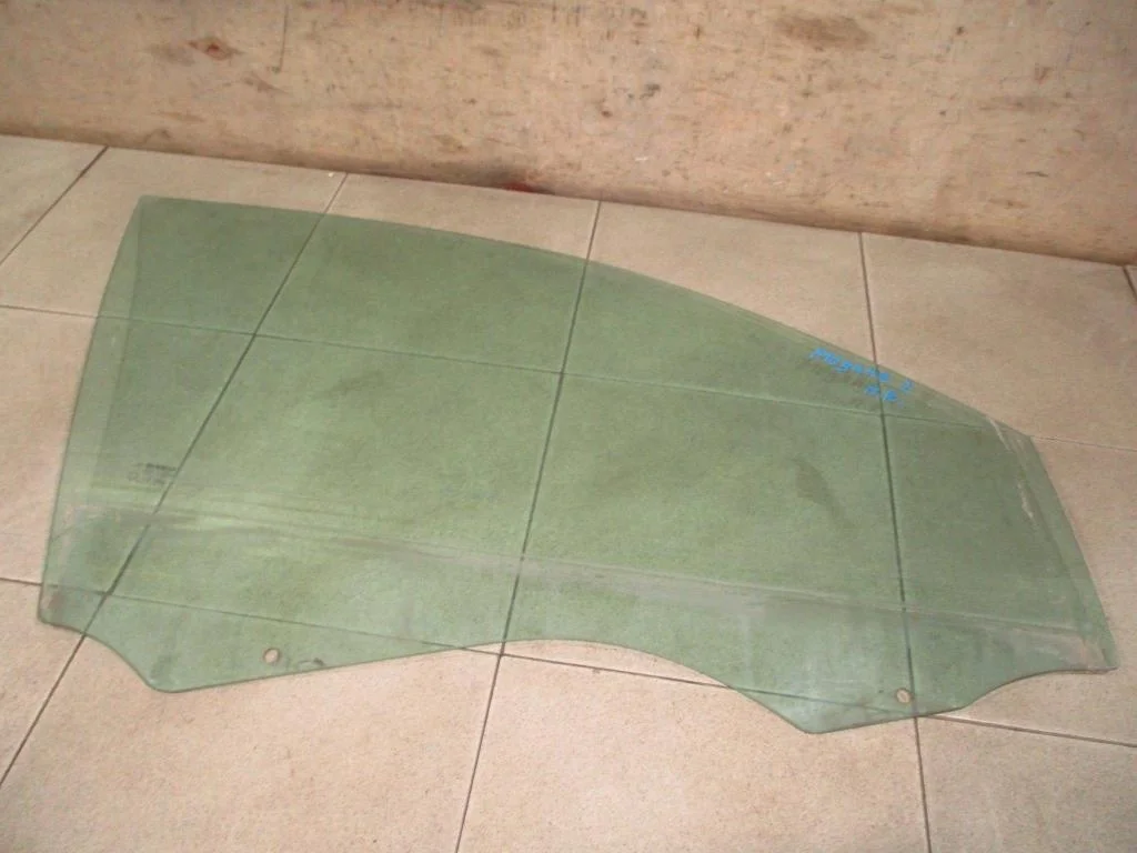 Стекло двери передней правой Renault Megane 2