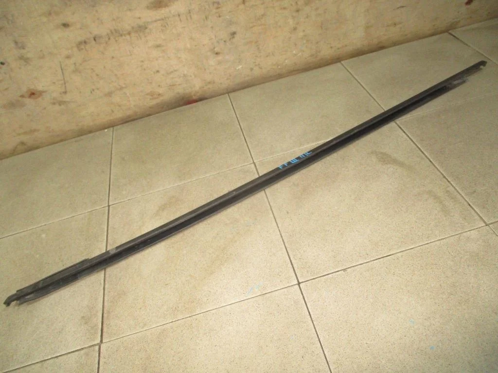 Накладка стекла переднего левого Ford Focus 3