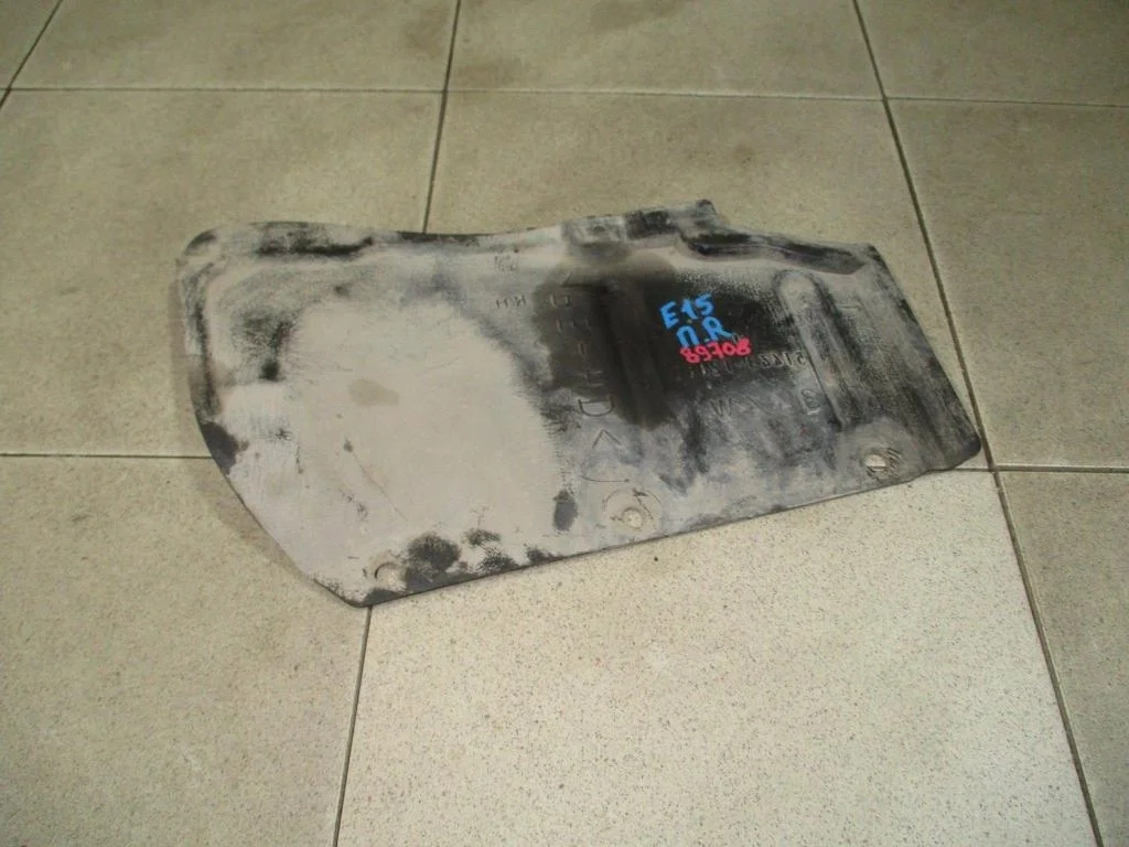 Пыльник двигателя нижний правый Toyota Corolla E150