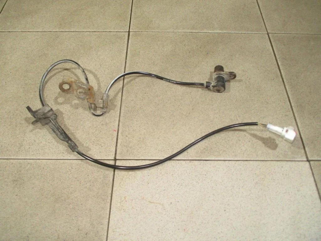 Датчик abs передний левый Toyota Corolla E120