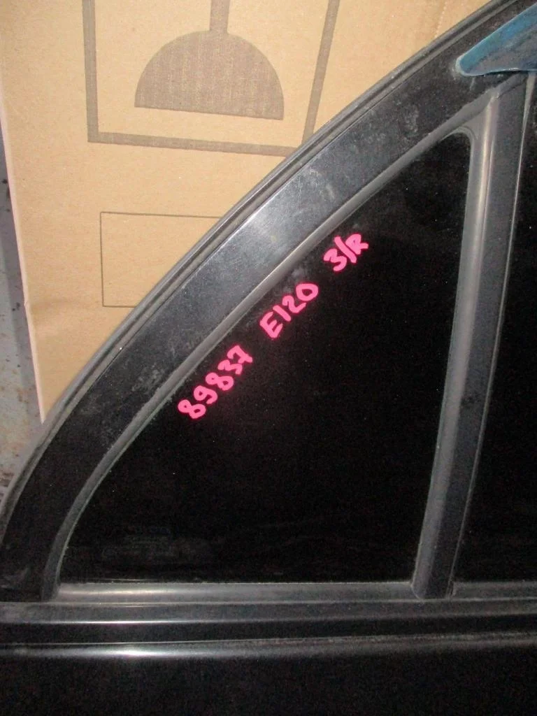Стекло двери задней правой форточка Toyota Corolla E120