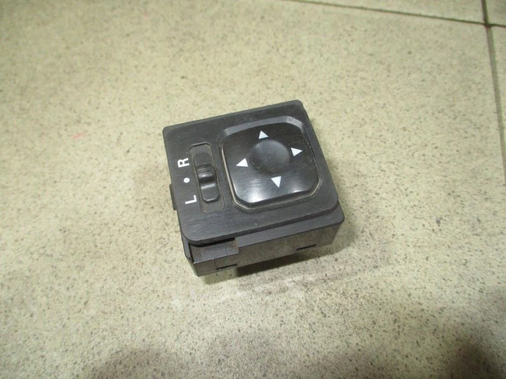 Переключатель регулировки зеркала Mitsubishi Pajero Pinin