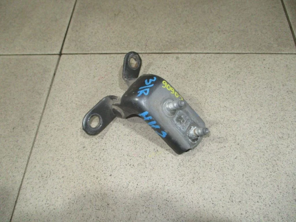 Петля двери задней правой нижняя Toyota RAV4 2003 A20