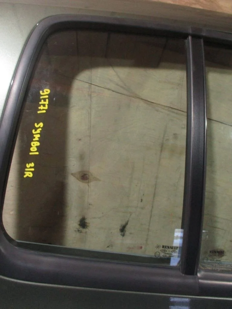 Стекло двери задней правой форточка Renault Symbol 1