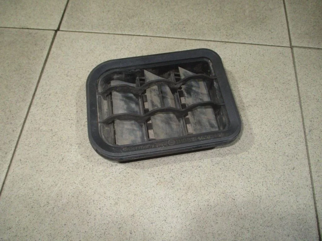 Решетка вентиляционная Skoda Octavia 1 A4