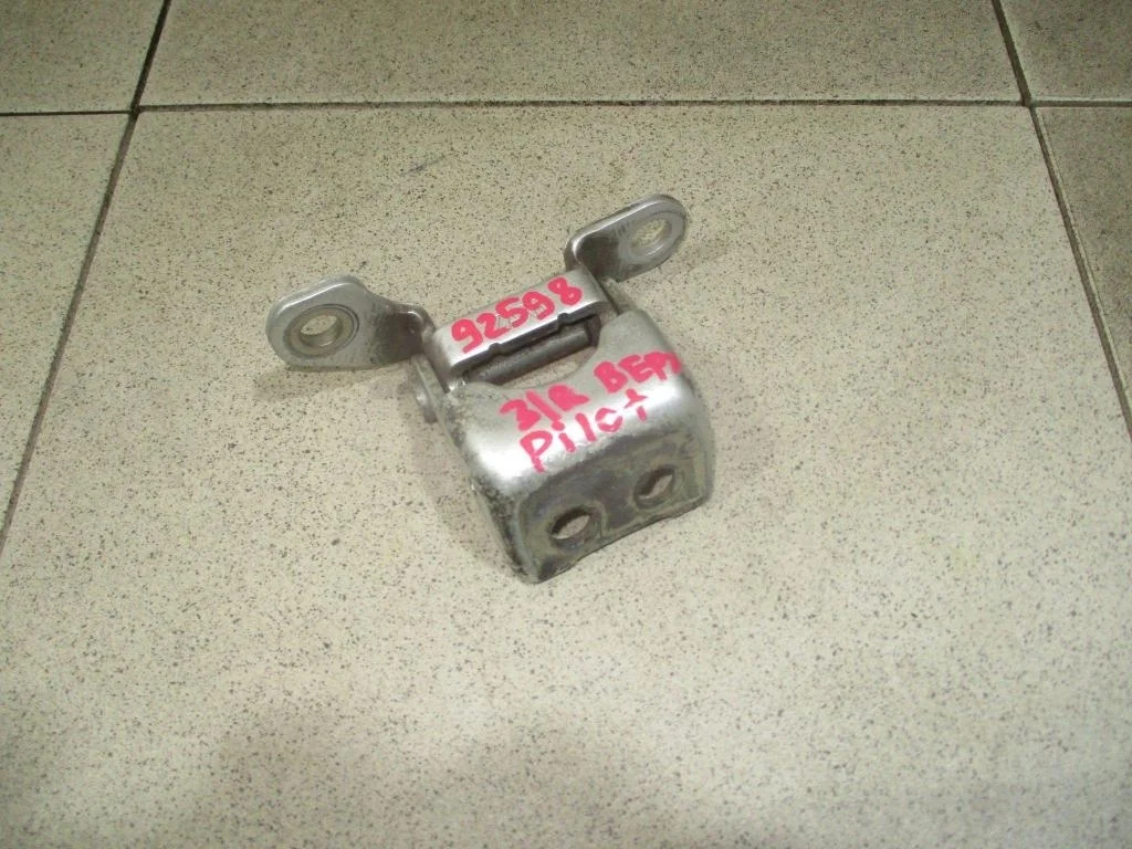 Петля двери задней правой верхняя Honda Pilot 2 2008 YF