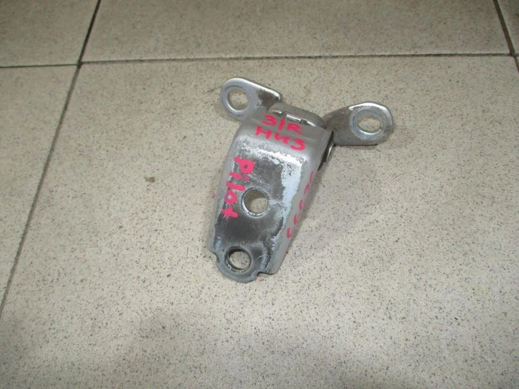 Петля двери задней правой нижняя Honda Pilot 2 2008 YF