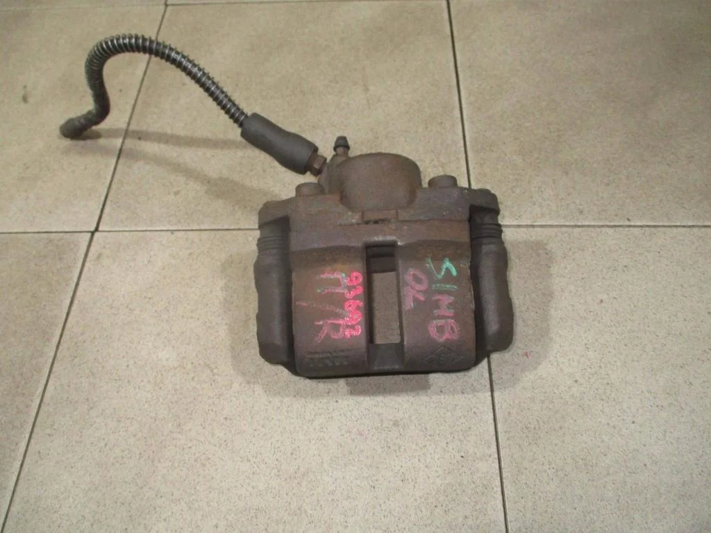 Суппорт передний правый Renault Symbol 1