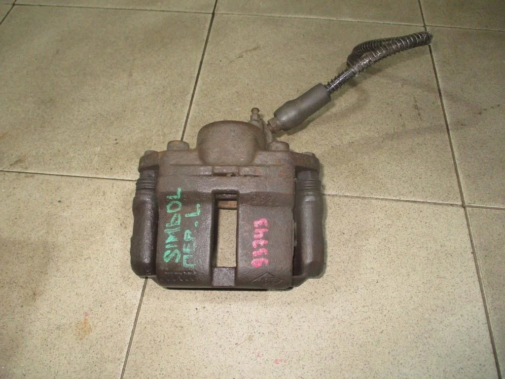 Суппорт передний левый Renault Symbol 1