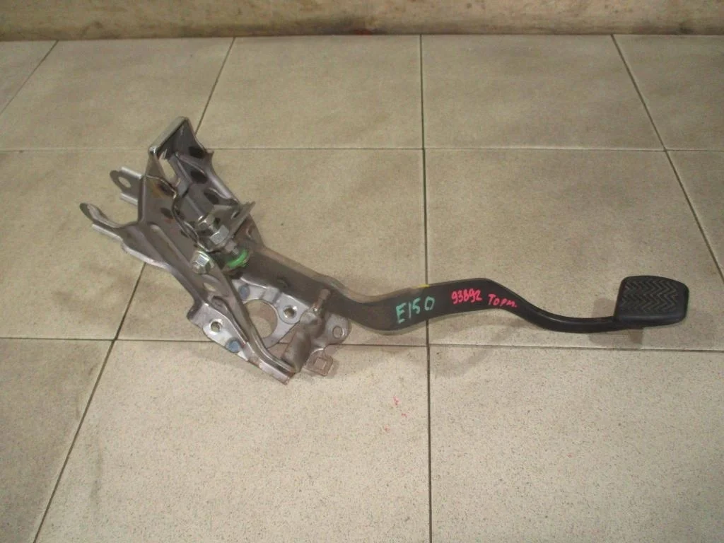 Педаль сцепления Toyota Corolla E150