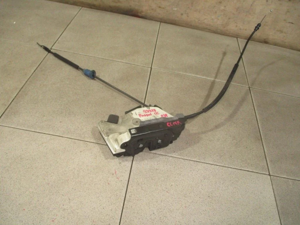 Замок двери передней правой Volkswagen Passat CC 2012