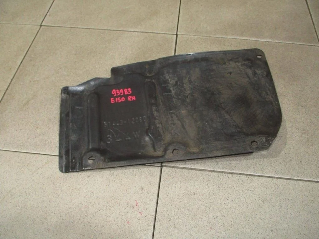 Пыльник двигателя нижний правый Toyota Corolla E150