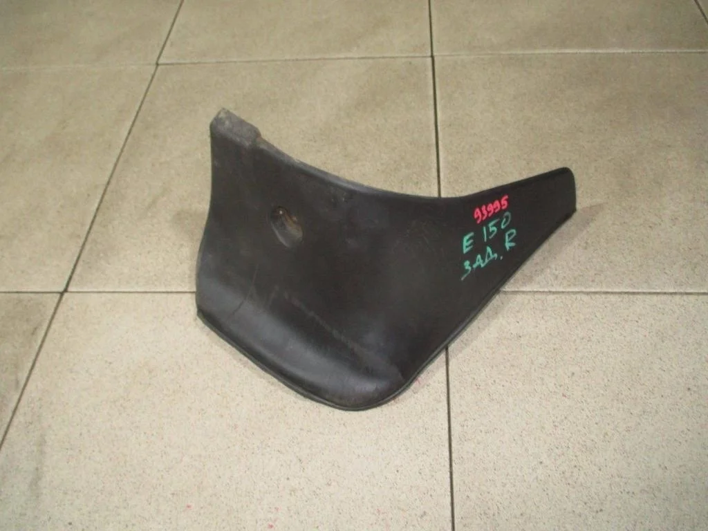 Брызговик задний правый Toyota Corolla E150