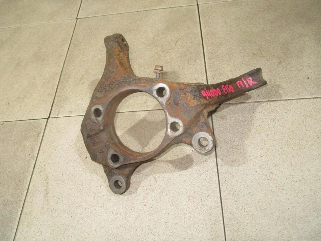 Кулак поворотный передний правый Toyota Corolla E150