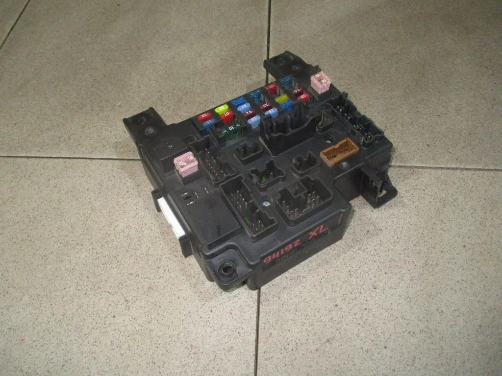 Блок предохранителей Mitsubishi Outlander 2 2007 CW