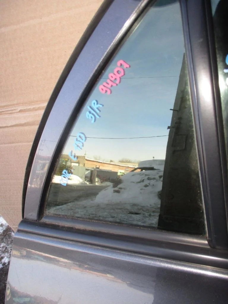 Стекло двери задней правой форточка Toyota Corolla E150