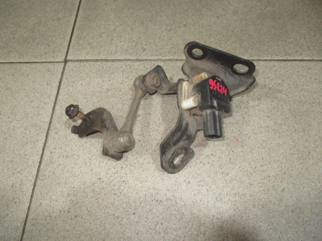 Датчик высоты дорожного просвета Mitsubishi Outlander 2 2007 CW