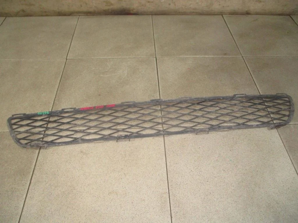 Решетка в бампер центральная Toyota Corolla 2006 E120