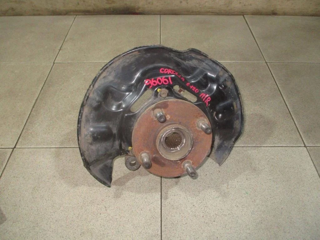 Кулак поворотный передний правый Toyota Corolla E120