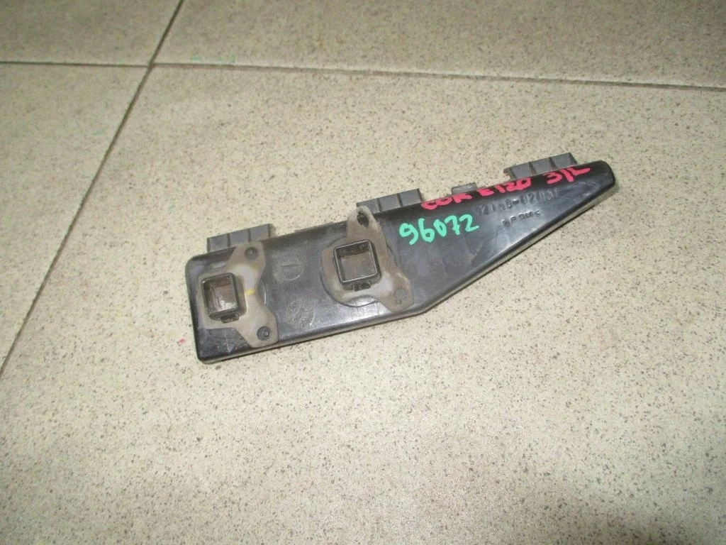 Кронштейн заднего бампера левый Toyota Corolla E120