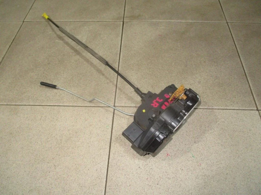 Замок двери задней правой Opel Astra J