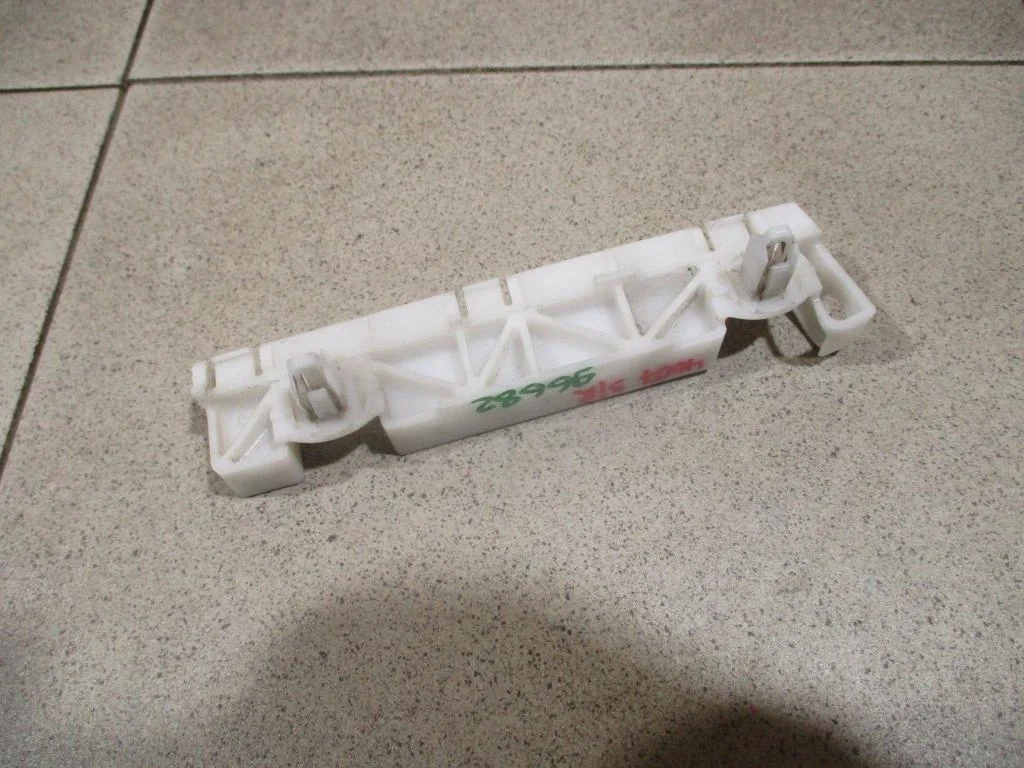 Кронштейн заднего бампера правый Peugeot 4007 2011