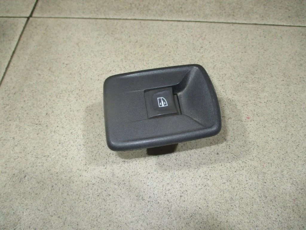 Кнопка стеклоподъемника Renault Logan 2 2015 L52