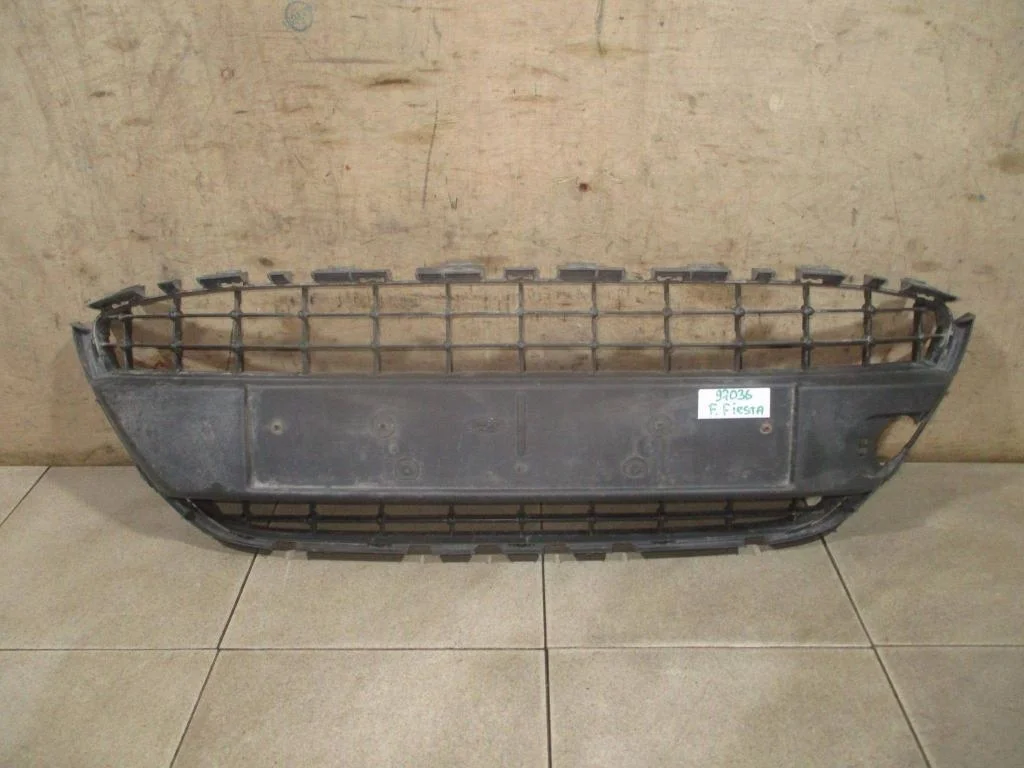 Решетка в бампер центральная Ford Fiesta 2008 6
