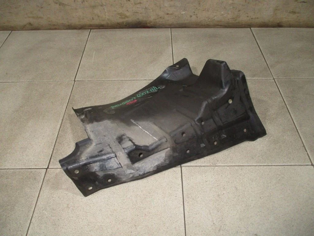 Пыльник двигателя боковой левый Peugeot 4007 2011