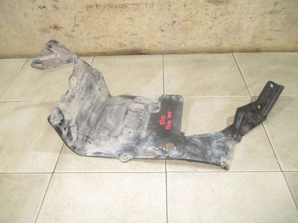 Пыльник двигателя центральный Peugeot 4007 2011