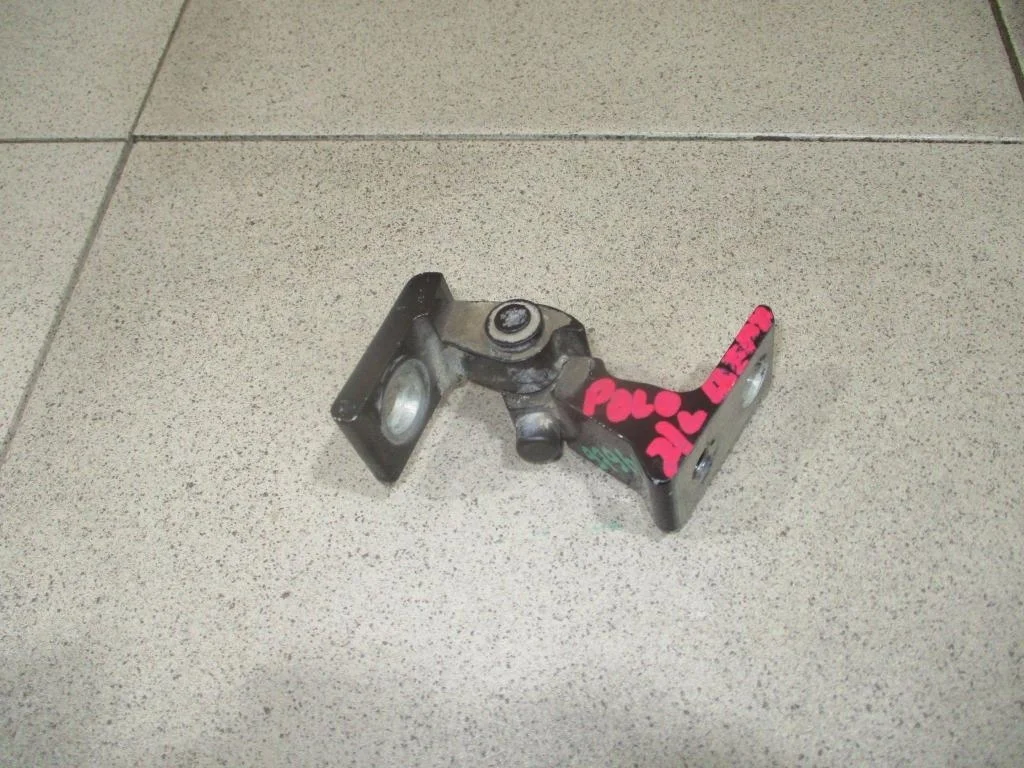 Петля двери Volkswagen Polo 5