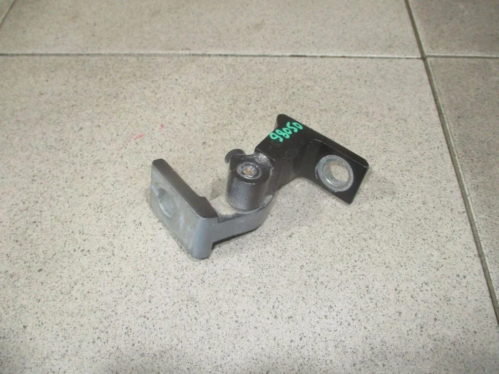 Петля двери Volkswagen Polo 5