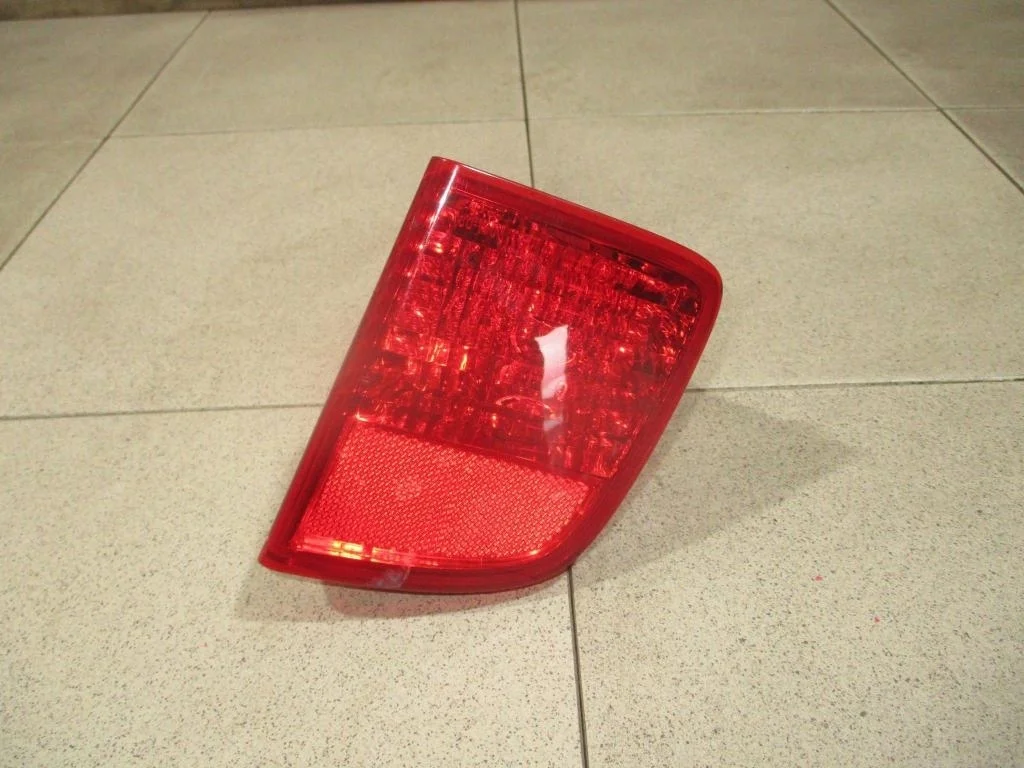 Фонарь задний в бампер правый Lexus LX570 J200