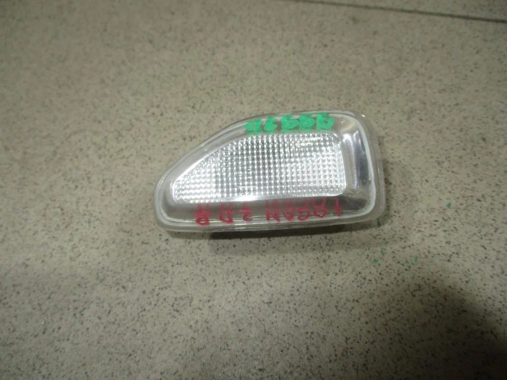 Повторитель на крыло правый Renault Logan 2 L52