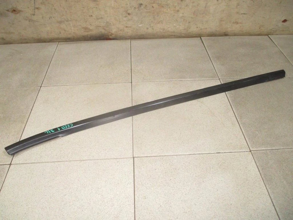 Накладка стекла заднего левого Kia Ceed 1