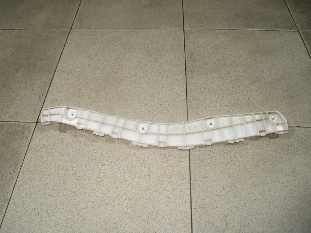 Кронштейн заднего бампера правый Mitsubishi Pajero 4 2008 V80, V90