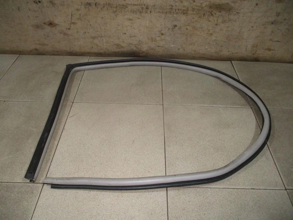 Уплотнитель двери Mitsubishi Pajero 4 2008 V80, V90